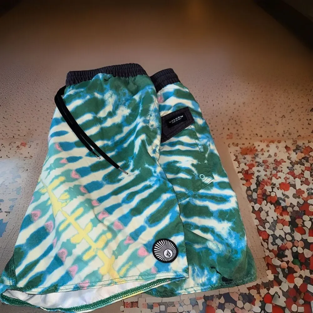 Volcom Beach Bunch Trunk 17 Tie Dye Size Large Drawstring